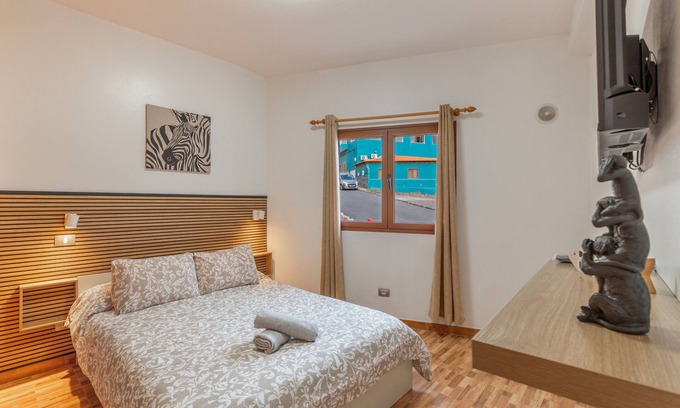 Sardina Apartment | Vacation 'Las Sirenas Ii' with Wi-Fi and Air Conditioning