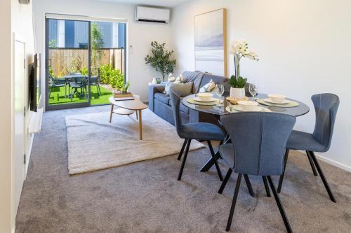 Upper Riccarton Apartment | Vacation Riccarton 2 bed 2 bath w/carpark