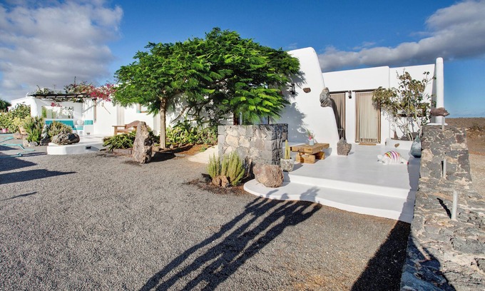 Arrecife Apartment | Vacation Studio 'Apartamento La Higuera' with Sea View, Wi-Fi and Air Conditioning