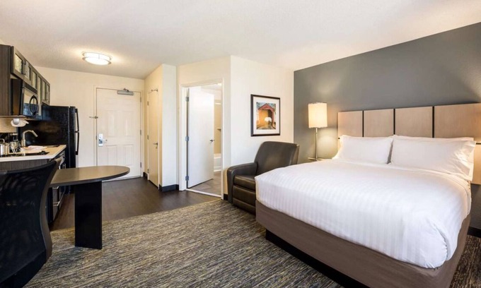 Clearwater House | Vacation Time! Close to Airport, Full Kitchen, Pet-friendly and Outdoor Pool!