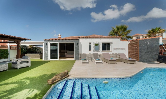 Complejo turistico Amarilla Golf Villa | Vacation Villa 'Casa Zara' with Sea View, Wi-Fi and Air Conditioning