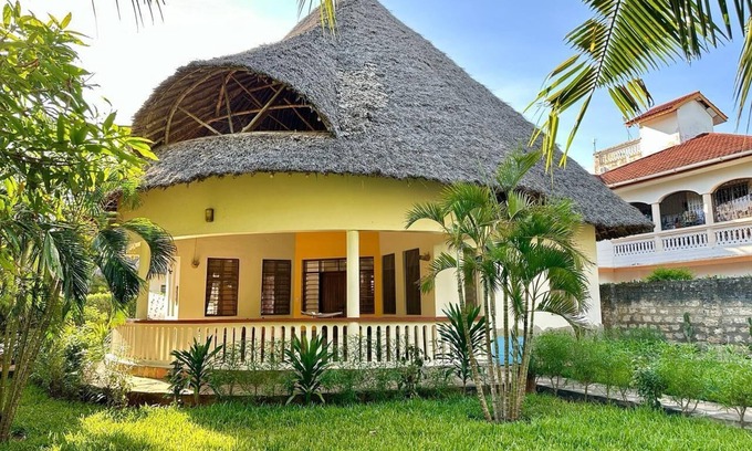 Diani Beach House | Vacation villa in Kenya in a fantastic location incl.Wlan +Smart TV Pay- TV