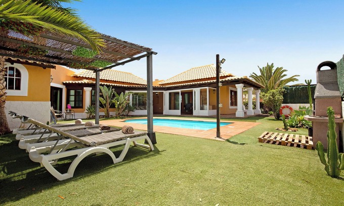 Corralejo Villa | Vacation Villa 'Villa Brisamar19' with Mountain View, Private Pool and Wi-Fi