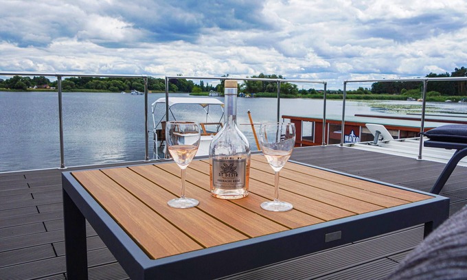 Havelsee Boat Rental | Vacations in a floating house - pure relaxation in the Havelbogen.