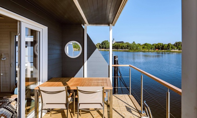 Fehmarnsund House | Vacations on a houseboat - pure relaxation for water and landlubbers alike!