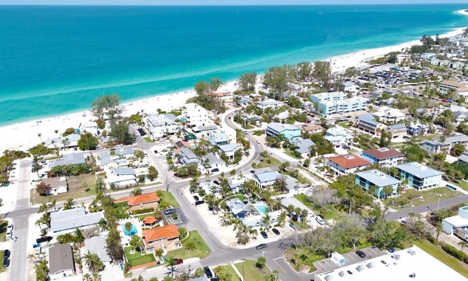 Holmes Beach Villa | Vacay in luxury! So close to the beach!