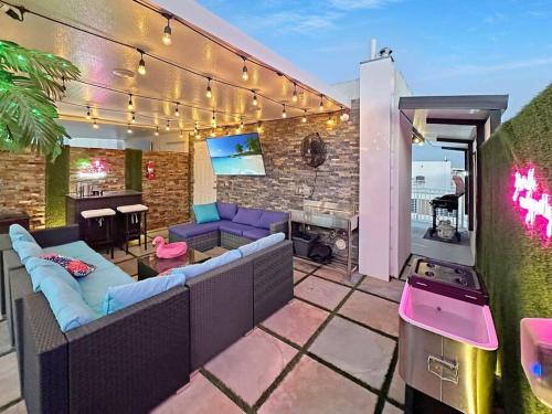 Naranja House | Vacay Spot experience Luna Sky! 65" TV BAR, BBQ, SHOWER massage jets, music, go to FL Keys