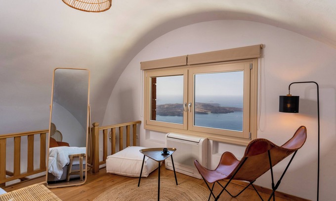 Firostefani Apartment | Vacay Suites *King Suite with Caldera View*