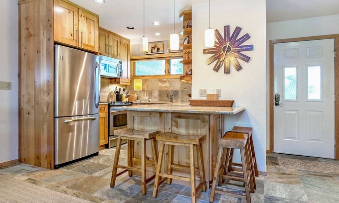 Vail Condo | Vail - Beautifully remodeled 2BR/2Bath - on Bus route to Vail village