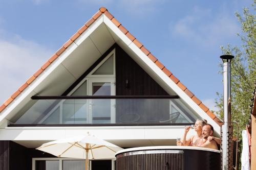 Oostrum House | Vakantiehuis aan het water met hottub