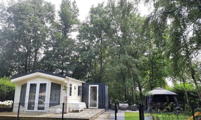 Sumar Ski Chalet | Vakantieoord Chalet With Veranda, Located in Friesland, Camping on the Lake