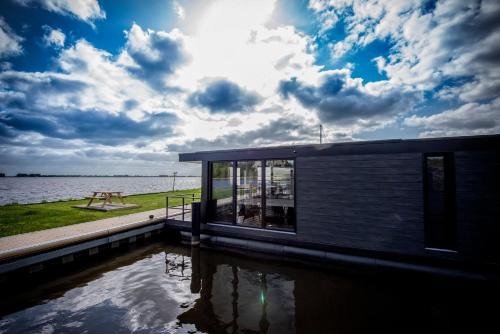 Offingawier Boat Rental | Vakantiewoonboot De Waterparel