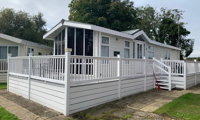 Clacton-on-Sea Cabin | VALENCIA 2 BEDROOMS LAKESIDE LODGE