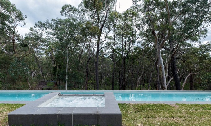 Yerrinbool House | Valencia Cottage: Relax, Swim & Spa.