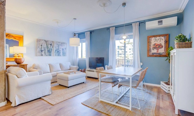 El Pla del Real Apartment | Valencia-Living Apartment with Balcony, Air Conditioning and Wi-Fi