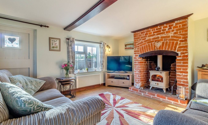 Saxmundham House | Valentine Cottage - Two Bedroom House, Sleeps 4
