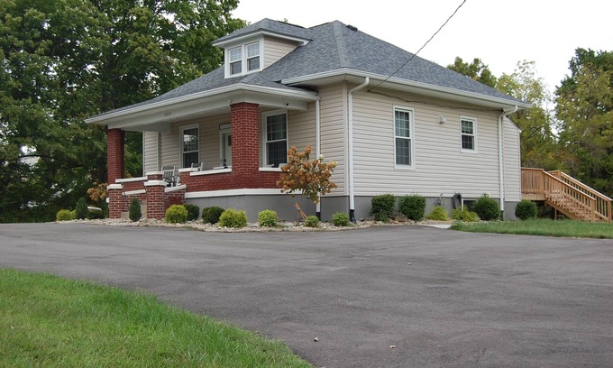 Buechel House | Valhalla View Home-Minutes to Golf Course-Perfect for Golfers, Horses, Trailers