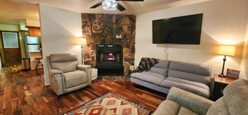 Red River House | Valley Condo 117 - Creekside - WiFi - Hot Tub - Fireplace - Washer - Dryer - Playground