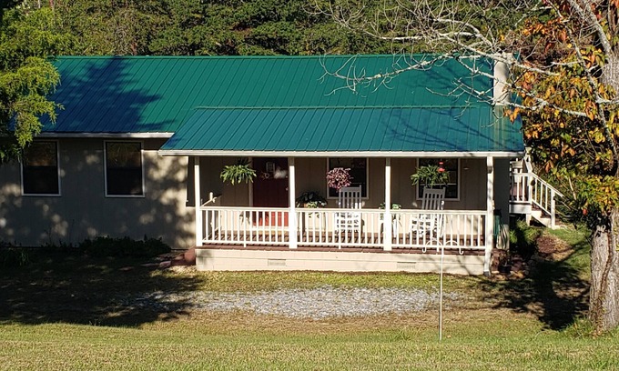 Blairsville House | Valley Creek Cottage: lakes, hiking, Casino and John Campbell Folk School