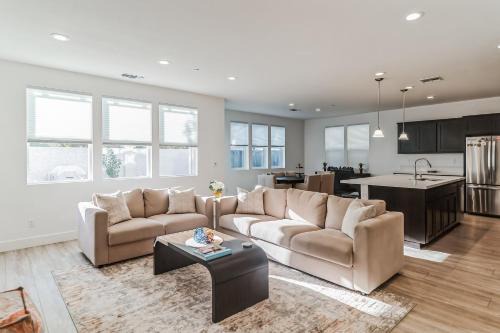Fairfield House | Valley Getaway 15 mins from Napa 10 min from Suisan valley large backyard with fire pit and more