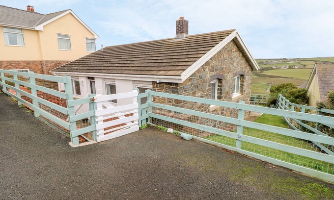 Penycwm Cottage | VALLEY HIGH, pet friendly, country holiday cottage in Solva