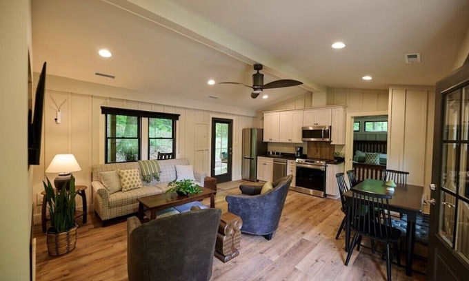 Cuyahoga Falls Cabin | Valley Overlook, Peninsula, Ohio - Luxury Cabin adjoins National Parkn