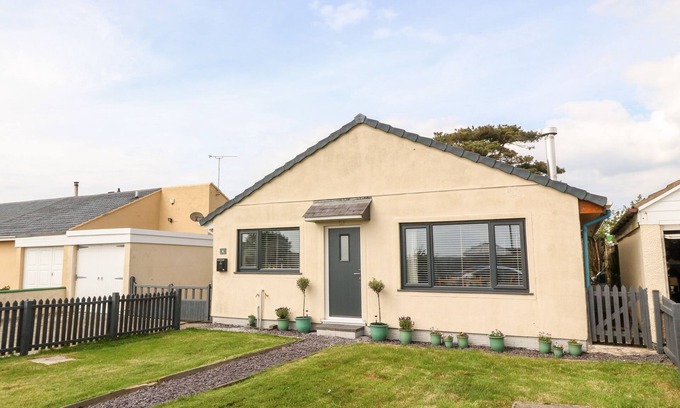 Holyhead Cottage | VALLEY PINES, pet friendly, with hot tub in Valley
