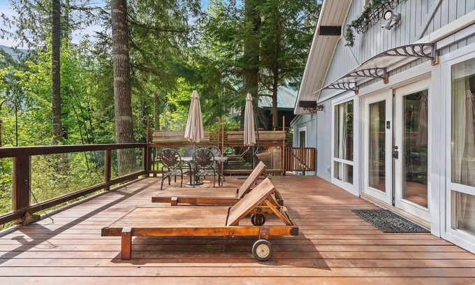 Maple Falls Cabin | Valley View Cabin: Cozy 2BR Retreat Near Hiking & Skiing, No Pets Allowed