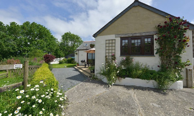 Helford Passage Cottage | VALLEY VIEW, family friendly, with a garden in Mawgan-In-Meneage
