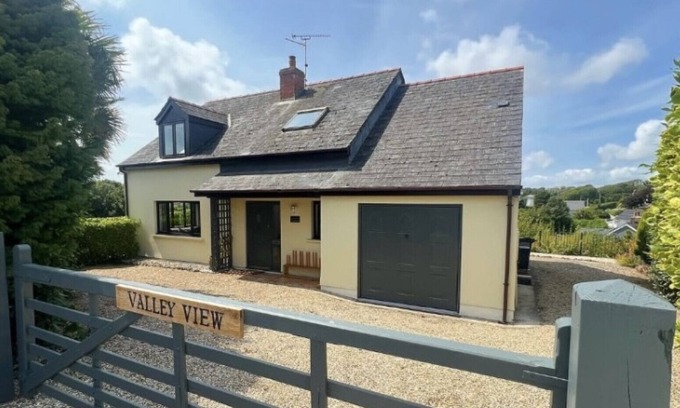 Manorbier House | Valley View - Four Bedroom House, Sleeps 8