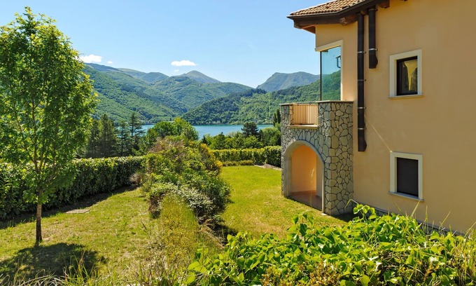 Scanno House | Valley-View Holiday Home in Scanno with Garden