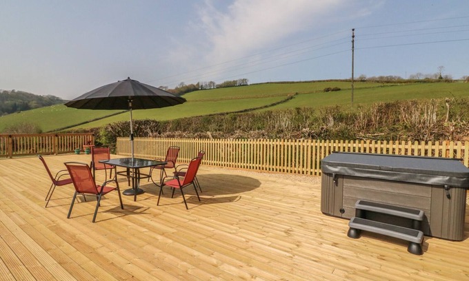 Brushford Cottage | VALLEY VIEW, pet friendly, with hot tub in Bampton, Devon