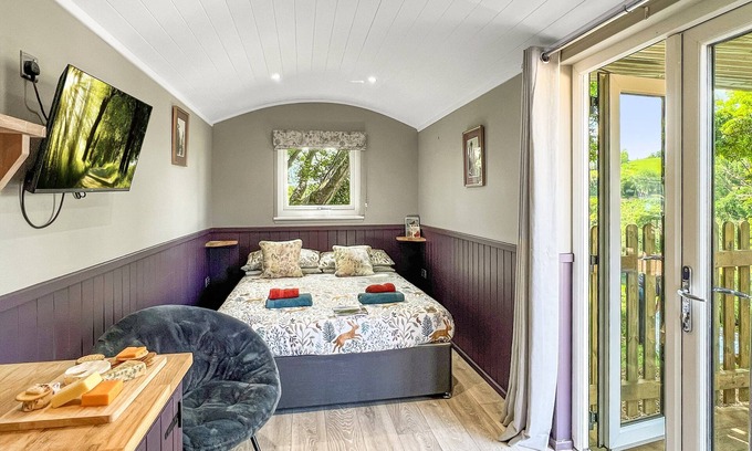 South Molton Apartment | Valley View Retreat Shepherd’s Hut, near North Molton