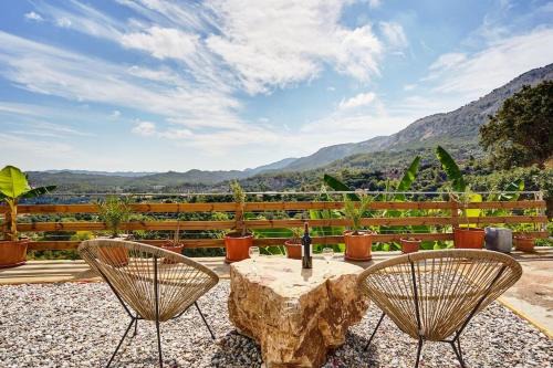 Salakos Apartment | Valley View Studio Apartment Salakos