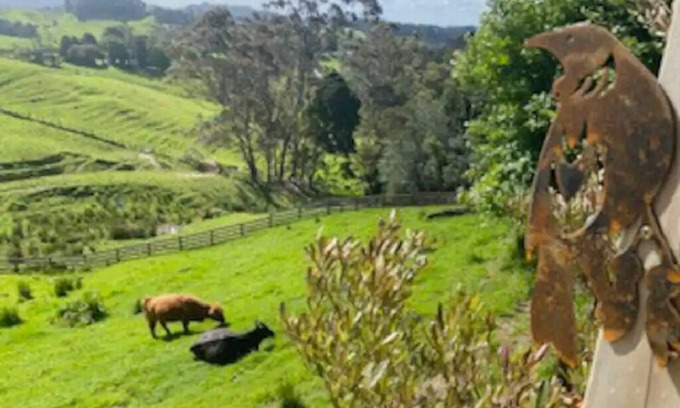Waiatarua Cottage | Valley Views Farm Cottage