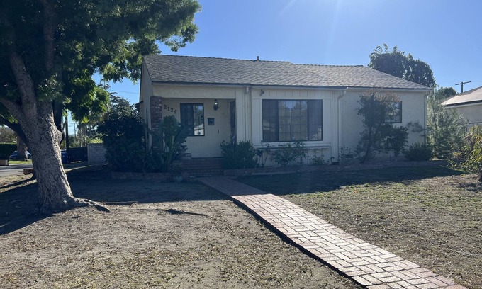 Valley Glen House | Valley Village Charmer that’s pet friendly w a huge back yard!!