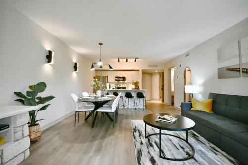 Oro-Medonte Apartment | Valley Vista Haven - Exquisite Condo Retreat with Jacuzzi - Top Floor Romance - Self-Check-in - Gourmet Kitchen - Heated Pool Paradise