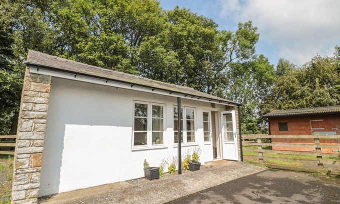 Twice Brewed Cottage | VALLUM KIOSK, pet friendly, character holiday cottage in Haltwhistle
