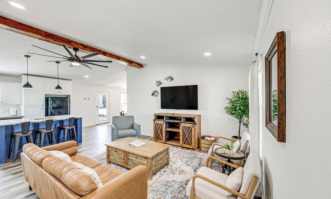 Van House | Van Vacation Retreat w/Private 300-Acre Lake!