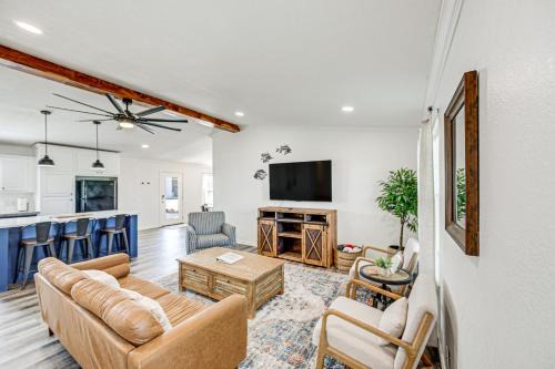 Van House | Van Vacation Retreat with Private 300-Acre Lake!