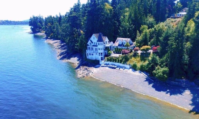 Chemainus Villa | Vancouver Castle Waterfront with hot tub beach downtown