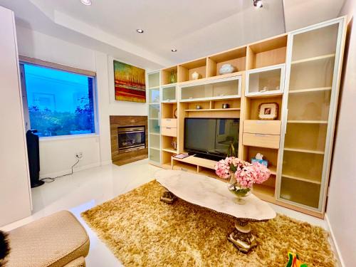 Fraserview Apartment | Vancouver park home Psalm 37