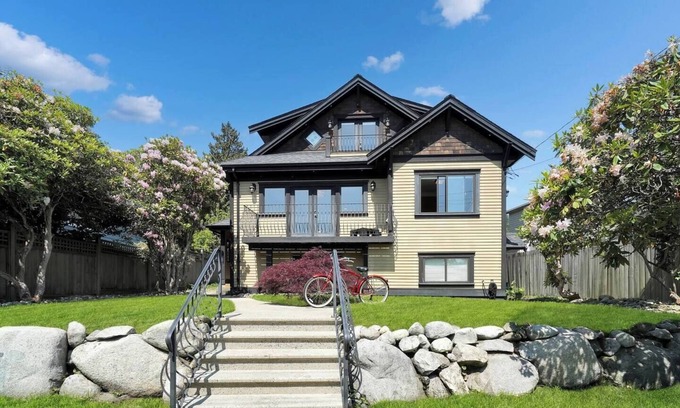 Ambleside House | Vancouver Rental Home, Family house with hot tub