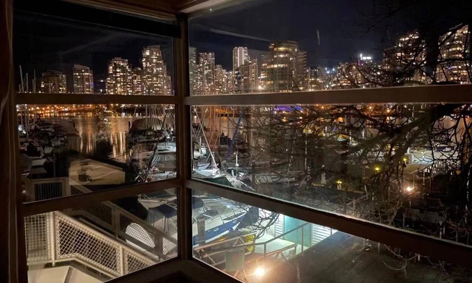 Fairview House | Vancouver Waterfront 1480SF 2BR Townhome with Deck