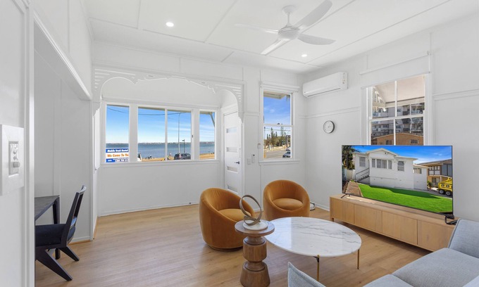 Clontarf House | Vandy Beach House. Cosy with direct water views.
