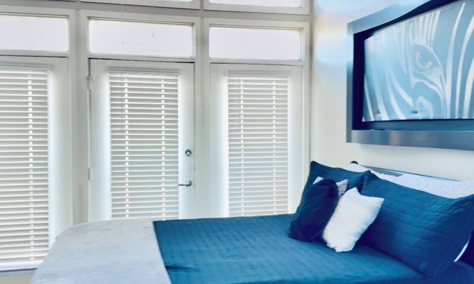 Downtown Fort Worth Apartment | Vanity 1.5 Bedroom Loft in Downtown Fort Worth Charming apartment