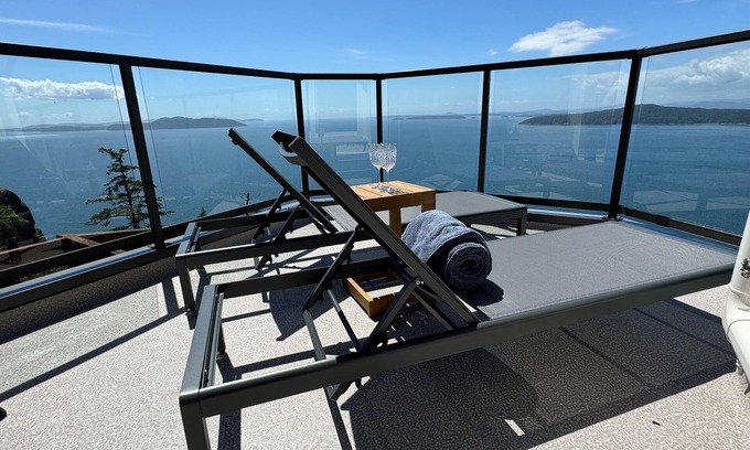 Pender Island House | Vantage Suites- Ocean Front with private Hot tub