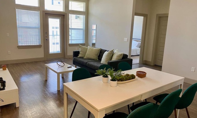 Woodlake - Briar Meadow Apartment | Vargos Longterm Gym pool 2B2B King fully equipped