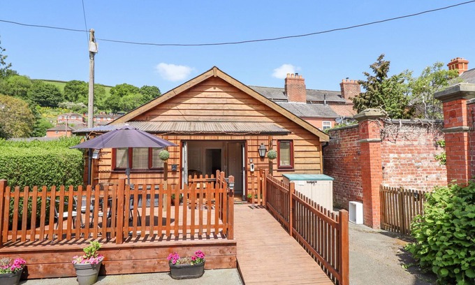 Newtown House | VARLEY VILLA, pet friendly, character holiday cottage in Newtown