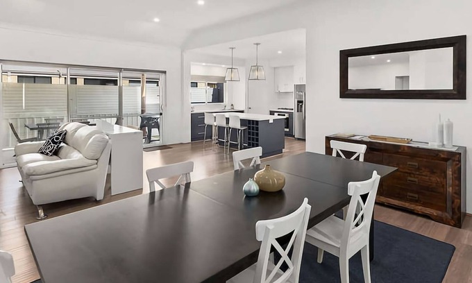 Vasse House | Vasse Manor - immaculately presented family home which is fully furnished in great location!